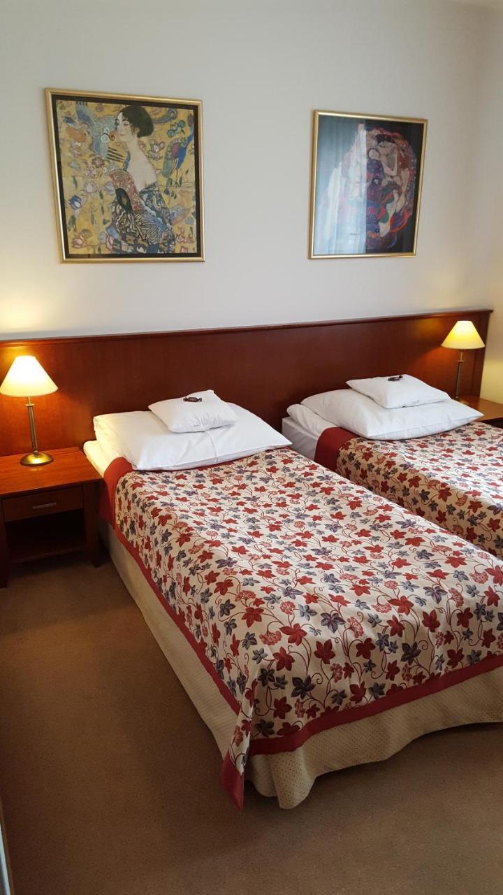 Hotel Dworek*** สเกียร์เนียวิตเซ ภายนอก รูปภาพ